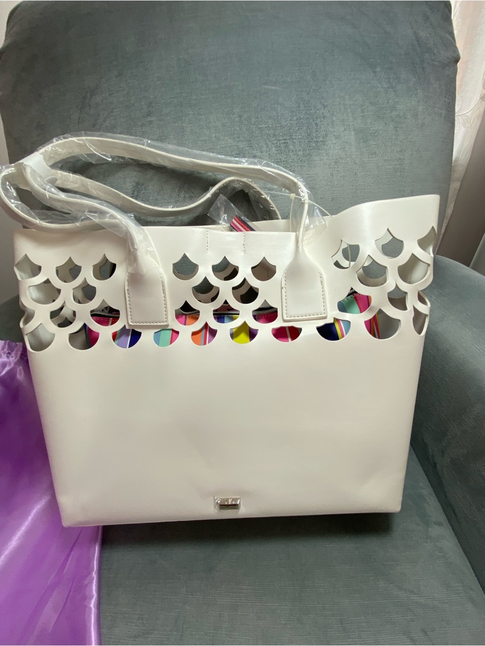 Betsey Johnson RARE White Cutout Tote NWT with removable colorful clutch & scarf - Picture 17 of 17